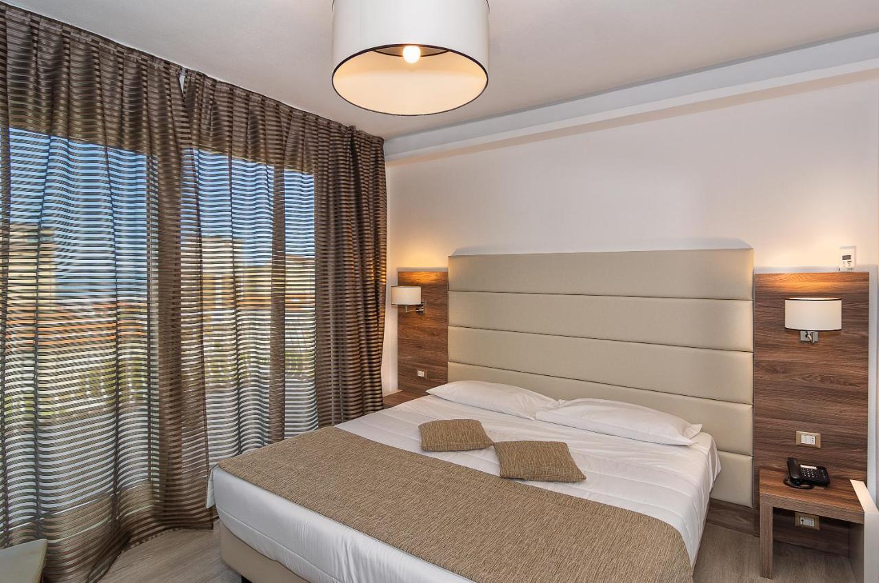 Hotel Pineta Mare ลิโด ดิ กามาโยเร ภายนอก รูปภาพ